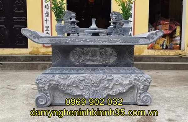 bàn lễ đá ngoài trời