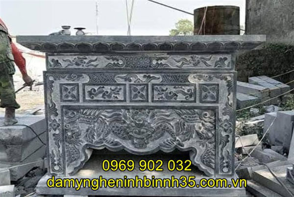 bàn lễ đá ngoài trời