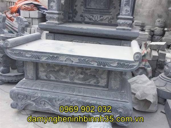 bàn lễ đá ngoài trời