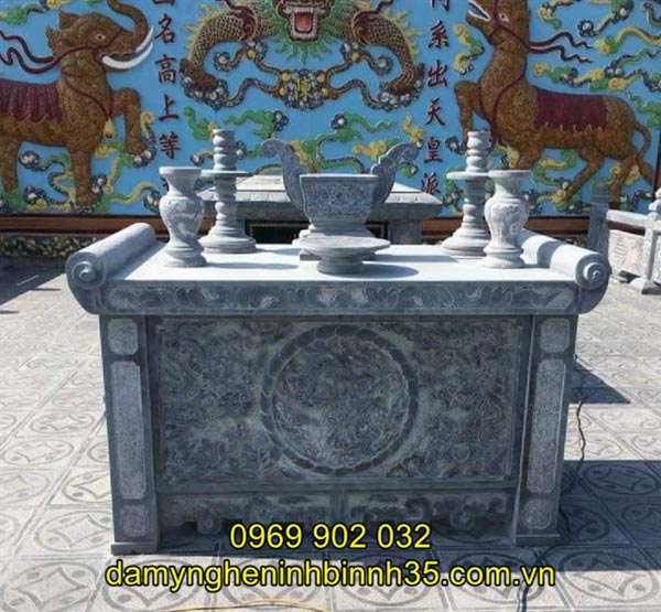 Bàn lễ đá