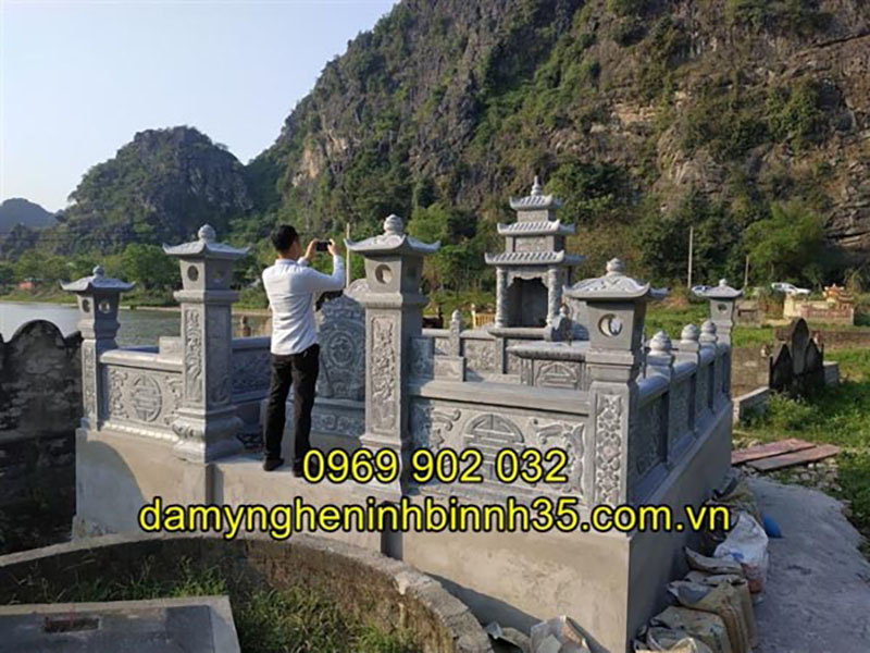 Mẫu lăng thờ đá