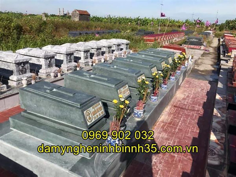 Mẫu mộ đá Công Giáo