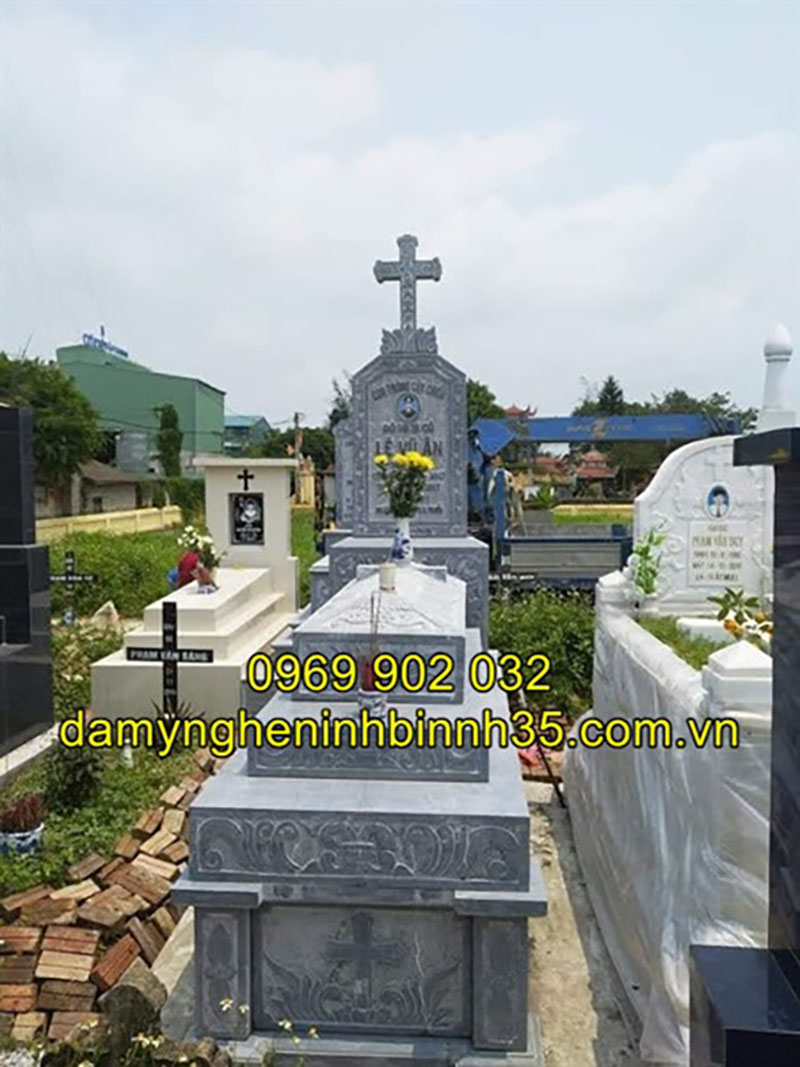 Mộ Công giáo đá xanh