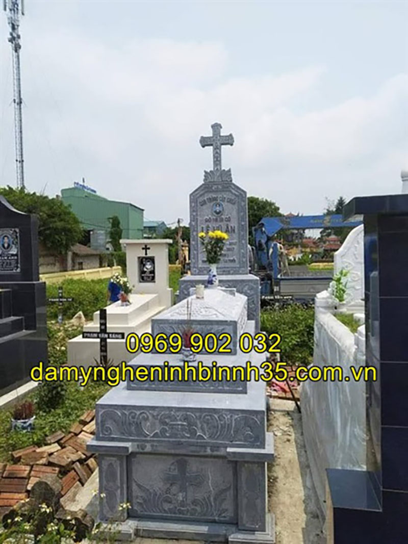 Mẫu mộ đá Công Giáo