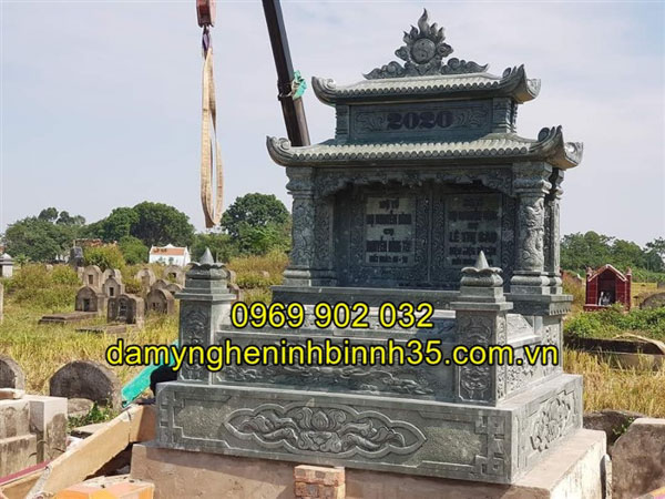 mộ hai mái đá xanh