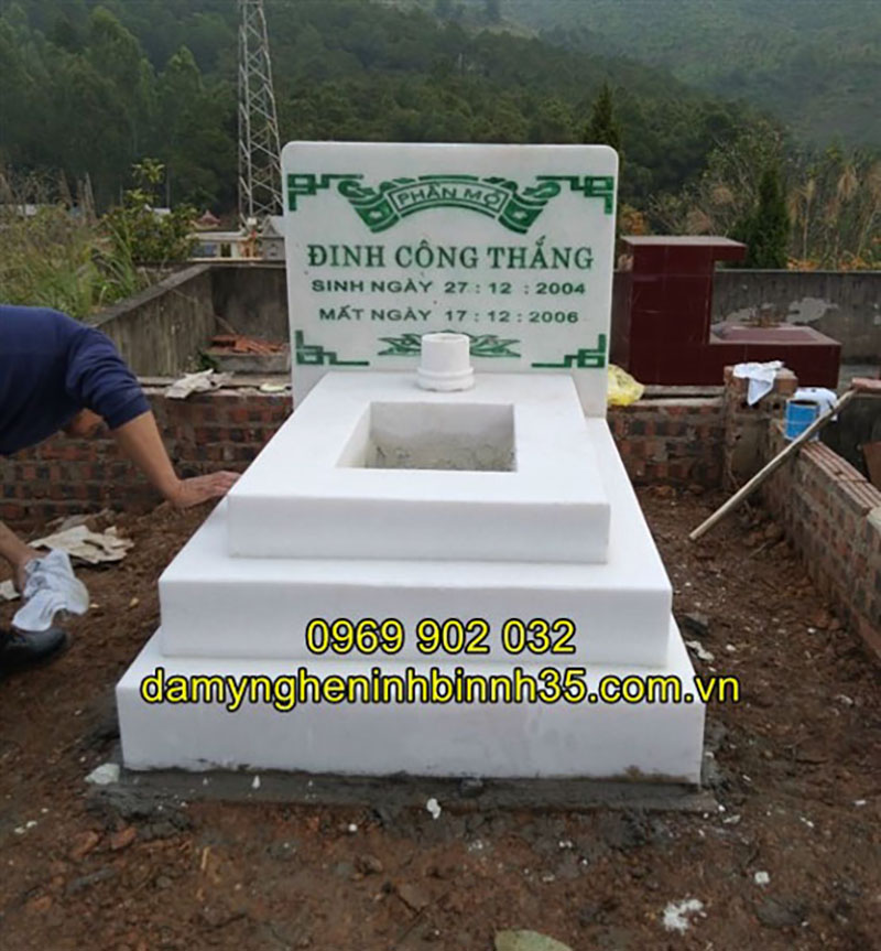 Mẫu mộ đá tam cấp