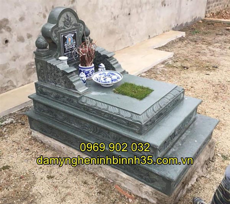 mộ đá tam cấp